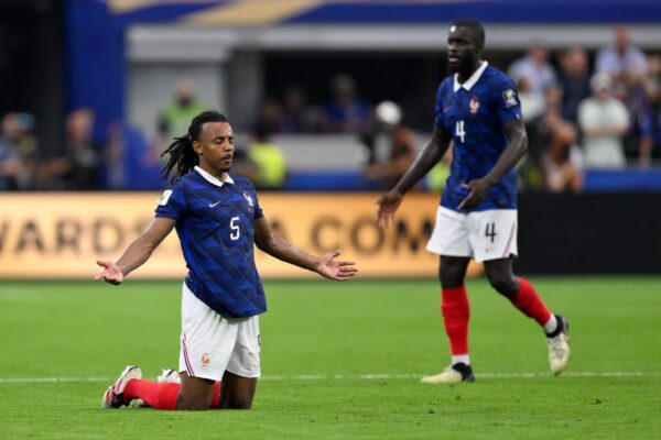 Jules Koundé, défenseur du Barça dont la situation intéresse Chelsea.