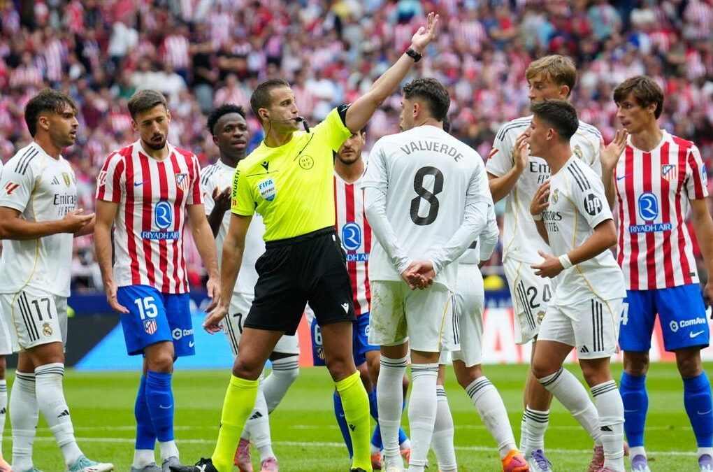 Javier Alberola Rojas sur un terrain de football dans son rôle d’arbitre.