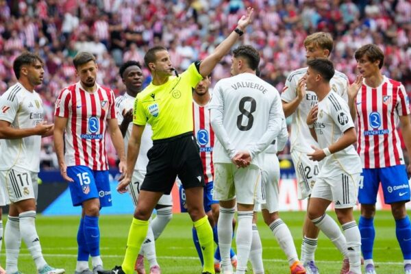 Javier Alberola Rojas sur un terrain de football dans son rôle d’arbitre.