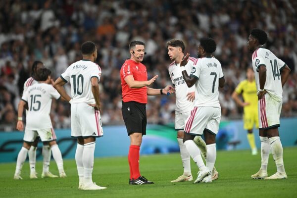 Des joueurs du Barça et du Real Madrid sur le terrain lors d’un Clasico.