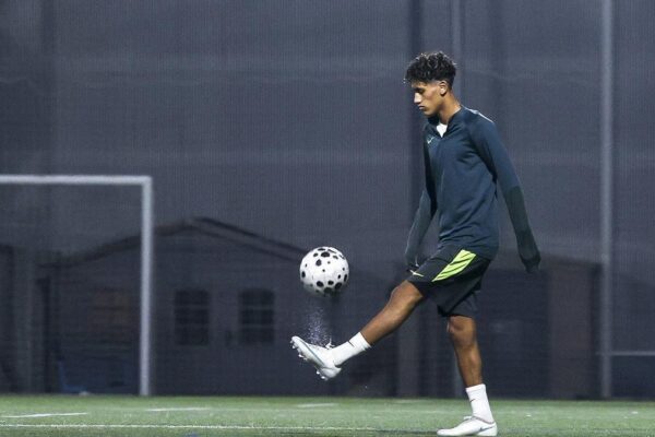 JJ Gabriel lors d'une séance d'entraînement sur un terrain de football.