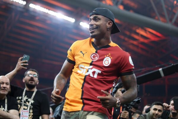 Lamine Yamal sous le maillot du Barça avant la rencontre face à Galatasaray.
