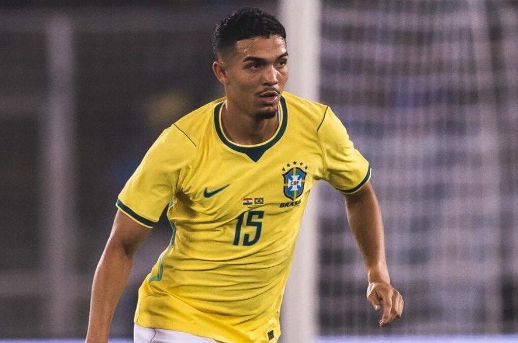 Arthur Dias, défenseur de l’Athletico Paranaense suivi par le Barça et Tottenham.