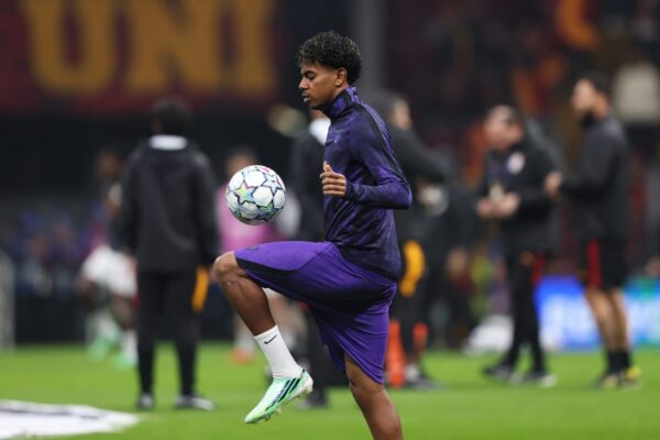 Lamine Yamal sous le maillot du Barça en Ligue des Champions.