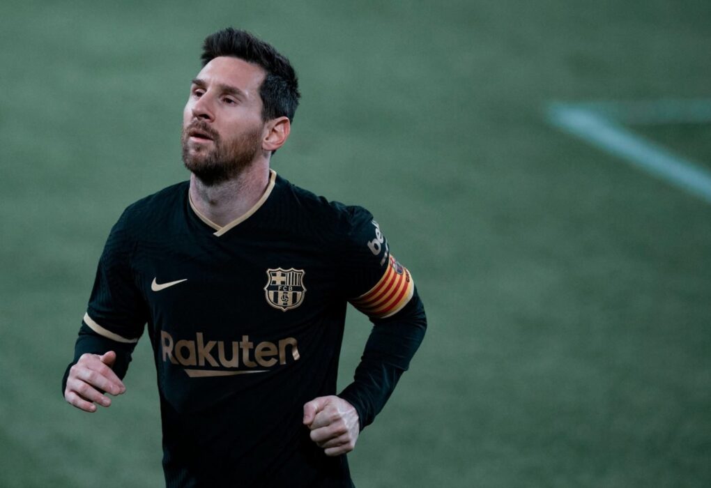 Un maillot du FC Barcelone associant une base noire à des logos dorés.