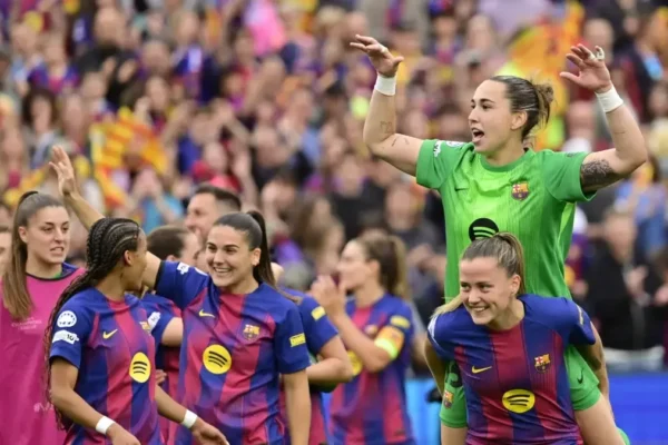Cata Coll, gardienne du Barça Femení, sur un terrain de football.
