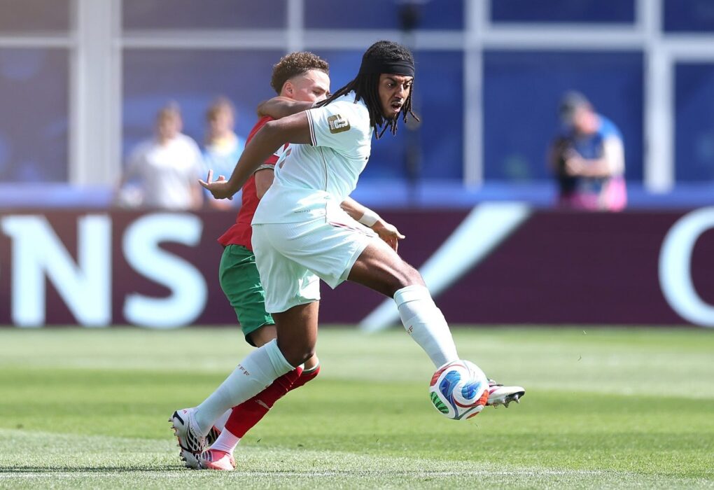 Jules Koundé portant le maillot du Barça sur un terrain de football.