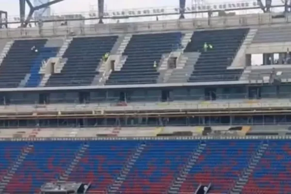 Des sièges en cours d'installation dans le troisième anneau du Camp Nou, côté Lateral.