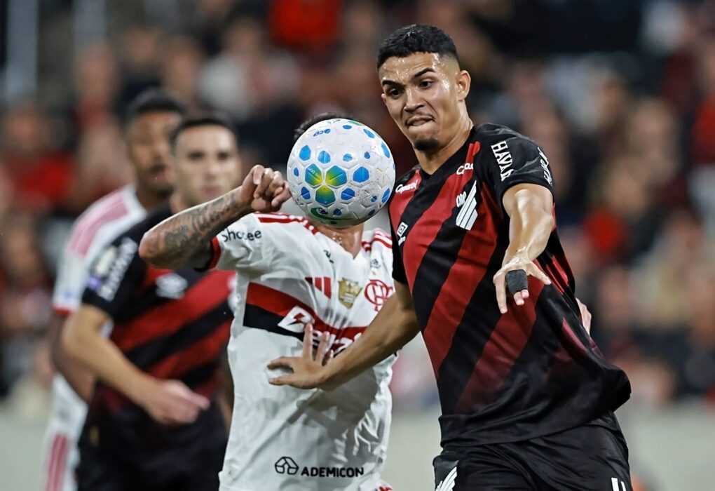Arthur Dias, jeune défenseur central brésilien suivi par le Barça.