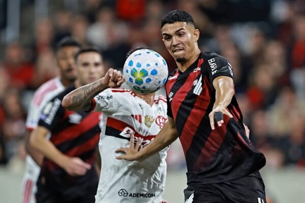 Arthur Dias, jeune défenseur central brésilien suivi par le Barça.