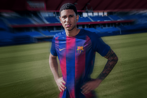 Juwensley Onstein, défenseur central du Barça Atlètic, sur un terrain d'entraînement.
