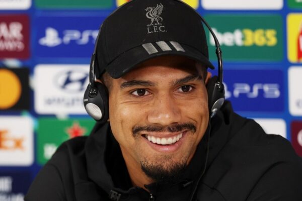 Ronald Araújo en conférence de presse avant le match de Liverpool contre Villarreal.