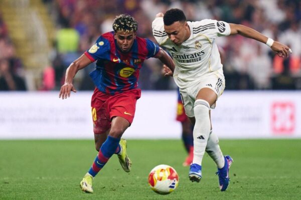 Lamine Yamal et Kylian Mbappé lors d'une rencontre entre le Barça et le Real Madrid.