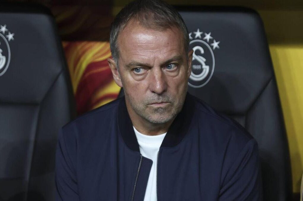 Hansi Flick, dont les options défensives au Barça sont réduites par les blessures.