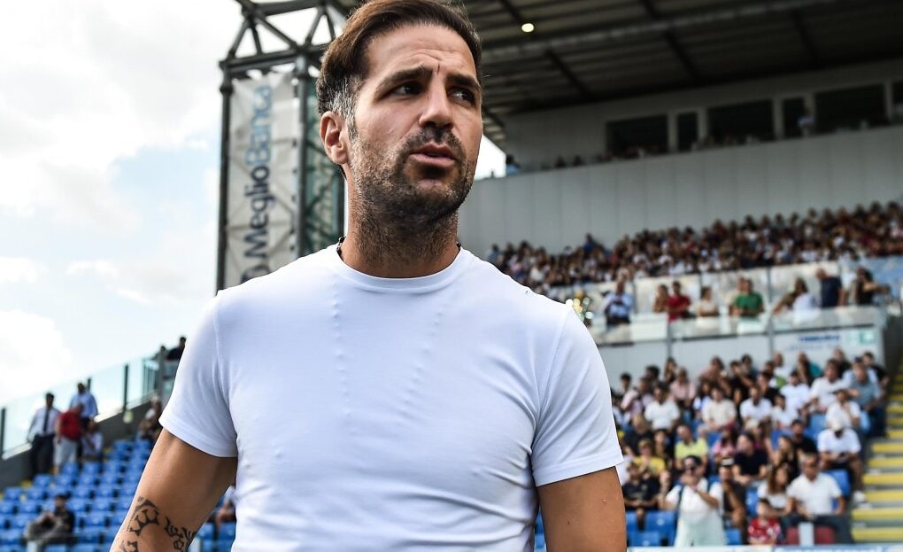 Cesc Fàbregas, entraîneur de Como, au bord du terrain.