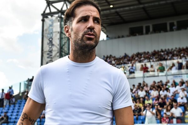 Cesc Fàbregas, entraîneur de Como, au bord du terrain.