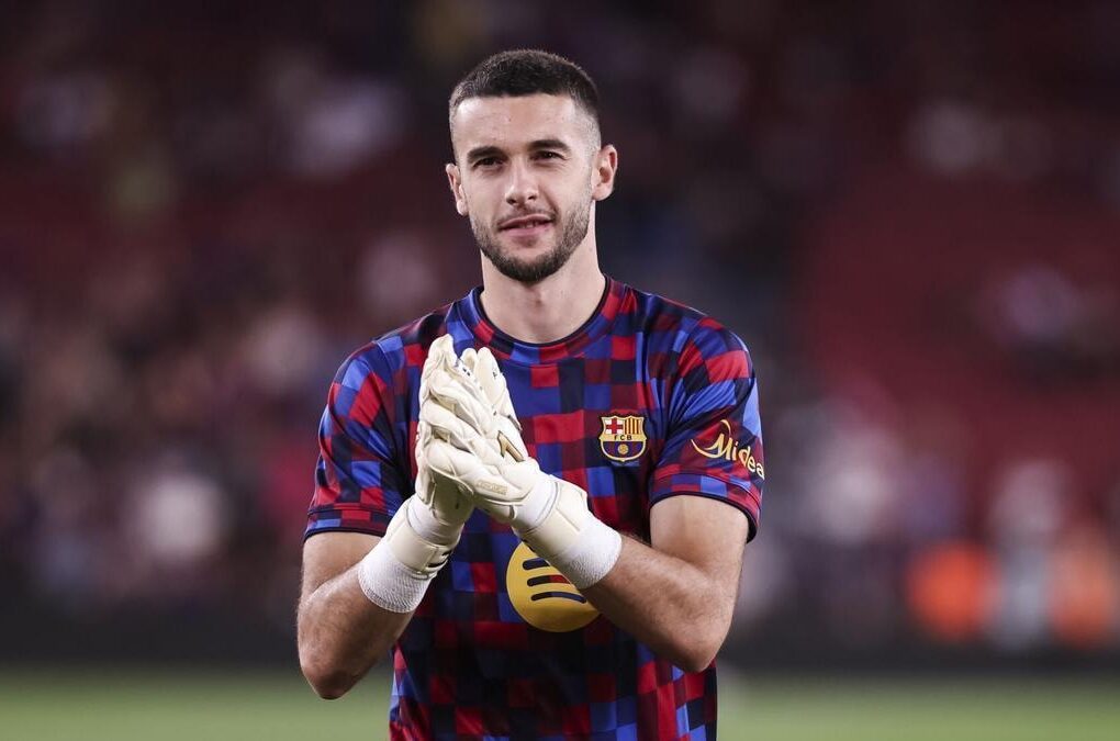 Joan García, gardien du FC Barcelone, sur un terrain de football.