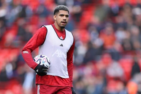 Ronald Araújo sous le maillot de Liverpool lors d’un match.