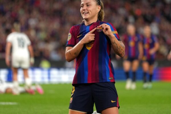 Clàudia Pina sous le maillot du Barça Femení au Camp Nou.