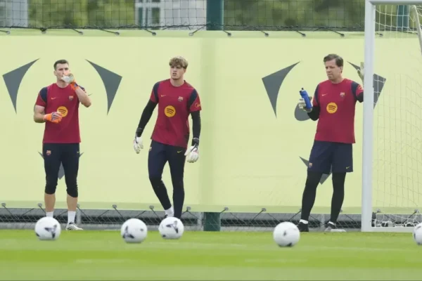 Iker Rodríguez, gardien du Barça Atlètic, sur un terrain de football.