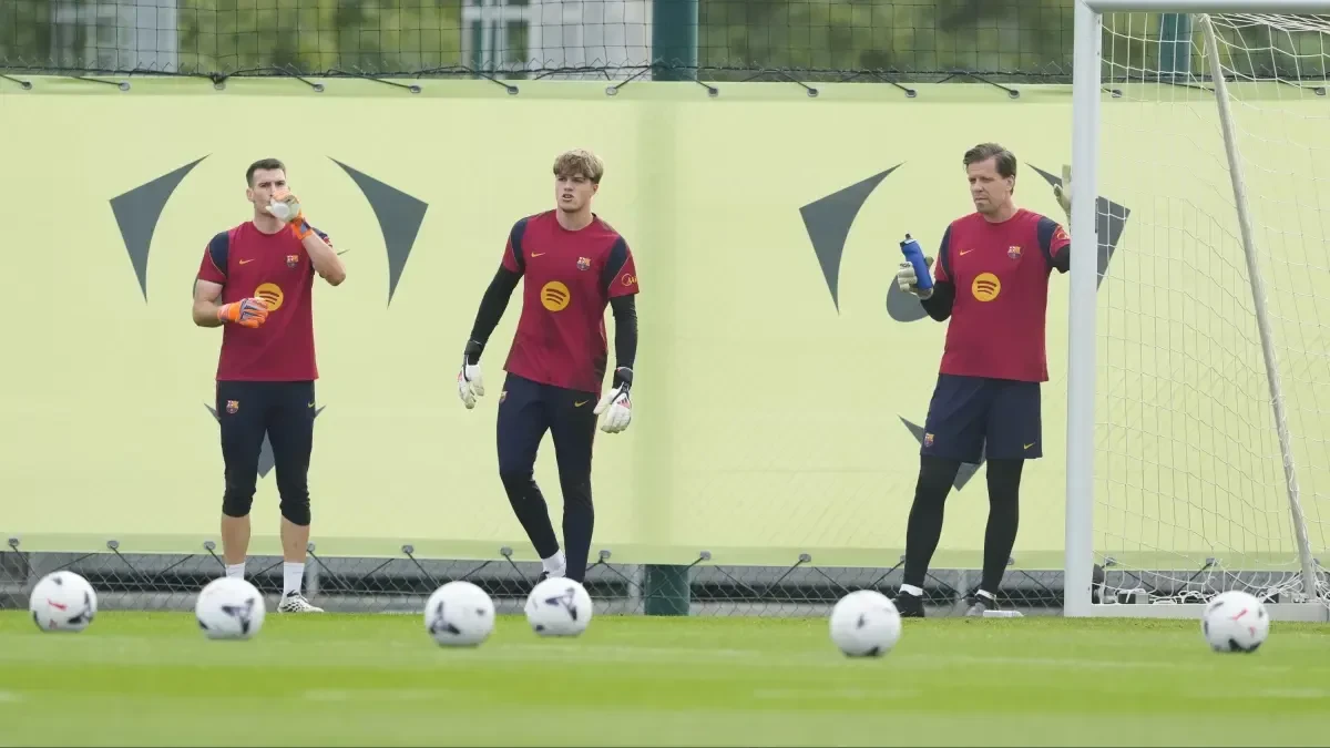 Iker Rodríguez, gardien du Barça Atlètic, sur un terrain de football.