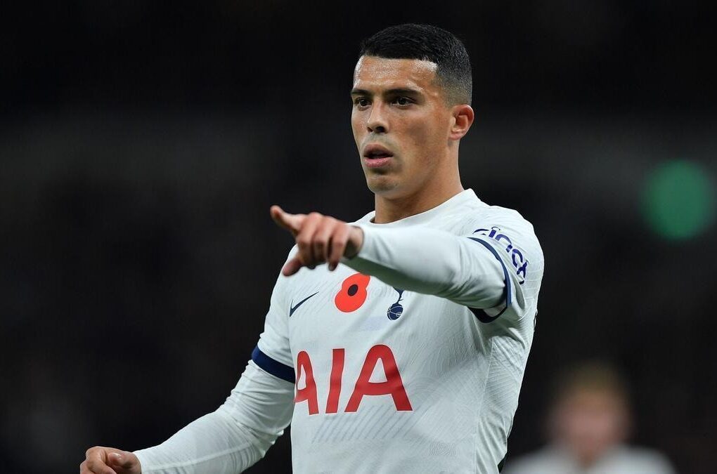 Pedro Porro sous le maillot de Tottenham sur un terrain de football.