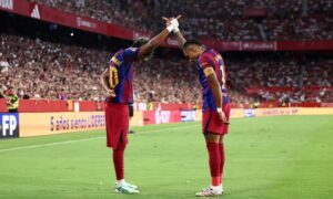 Lamine Yamal porte le maillot du FC Barcelone.