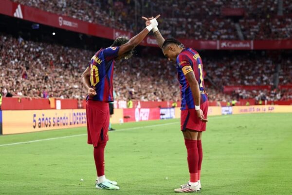 Lamine Yamal porte le maillot du FC Barcelone.