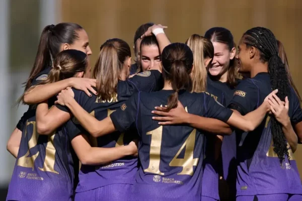 Les joueuses du Barça Femení sur la pelouse de l’Estadi Johan Cruyff.