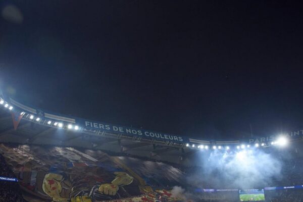 La banderole des supporters du PSG représentant un personnage masqué détruisant l’écusson du Barça avec une tronçonneuse.
