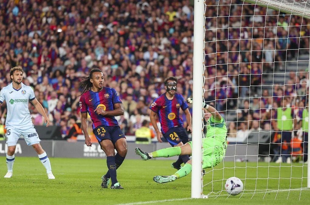 Jules Koundé sous les couleurs du FC Barcelone.