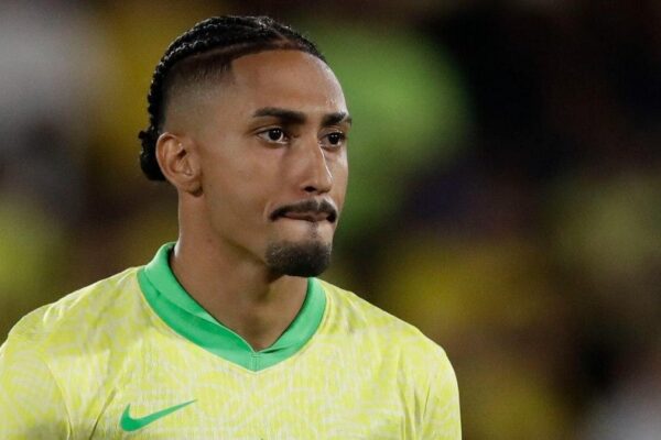 Raphinha, joueur du Barça, qui revient sur son enfance à Restinga.