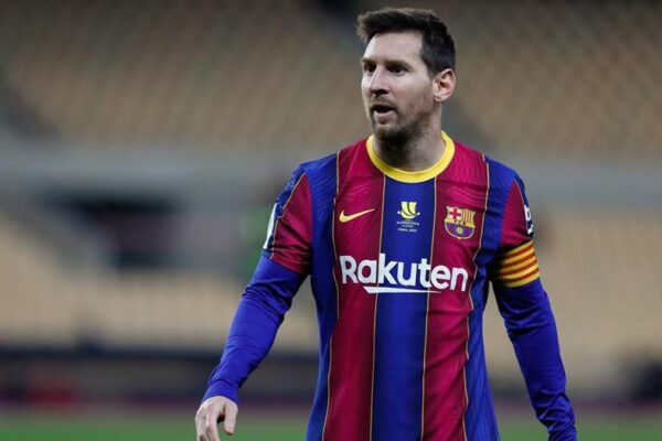 Un maillot du Barça signé par Leo Messi et un brassard de capitaine présentés dans des cadres.