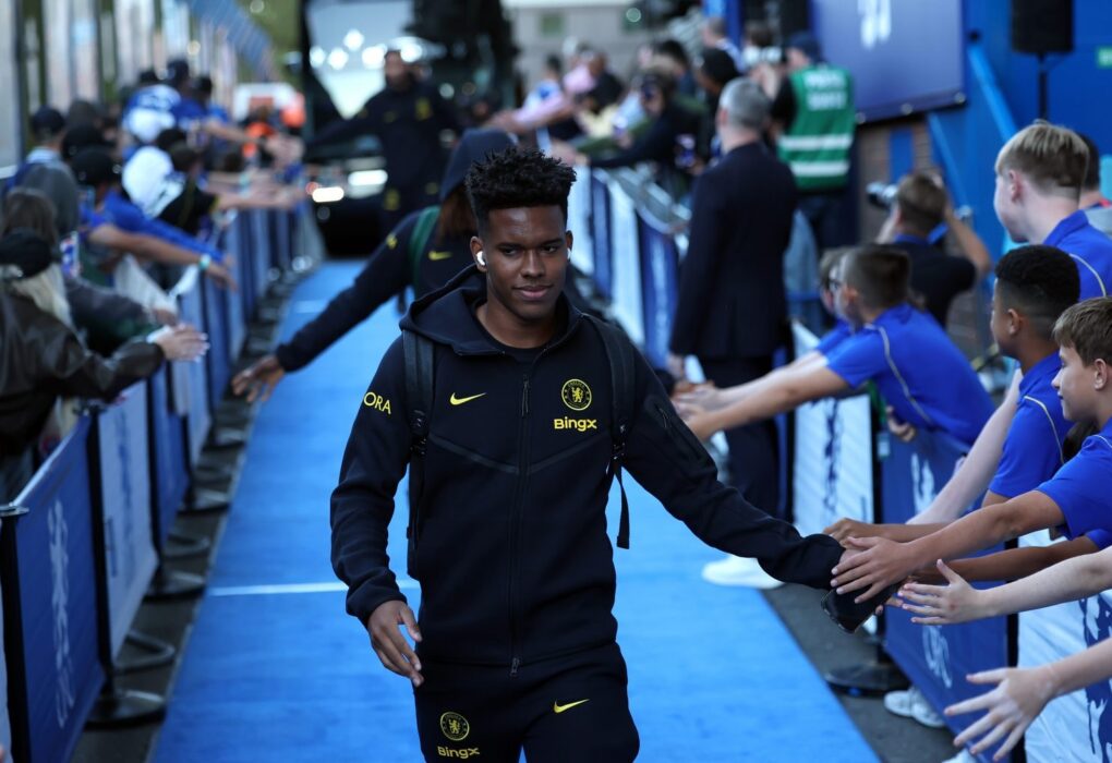 Estêvão sous les couleurs de Chelsea, dont le Barça suivrait la situation.