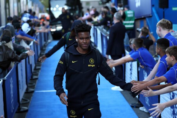 Estêvão sous les couleurs de Chelsea, dont le Barça suivrait la situation.