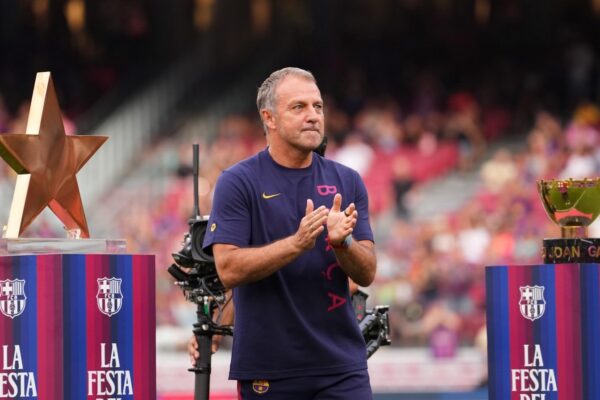 Hansi Flick sur le banc du Barça au Camp Nou.