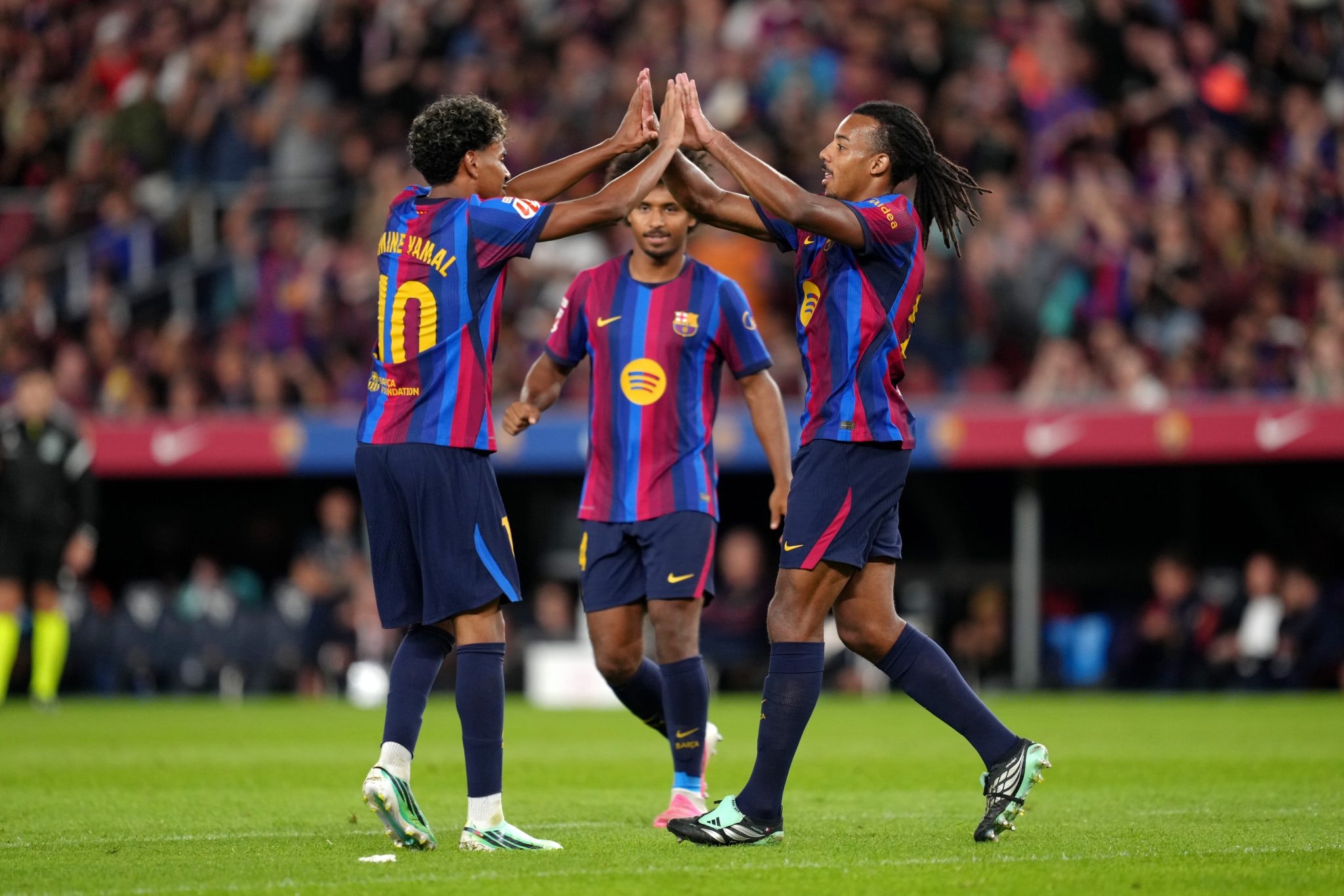 Lamine Yamal et Jules Koundé du FC Barcelone