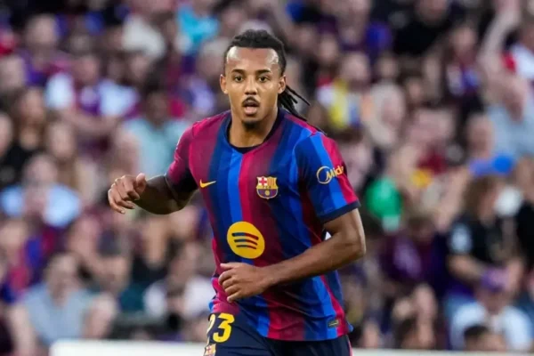 Jules Koundé, défenseur du Barça, sur un terrain de football.