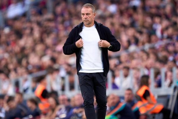 Hansi Flick sur le banc du Barça au Camp Nou.