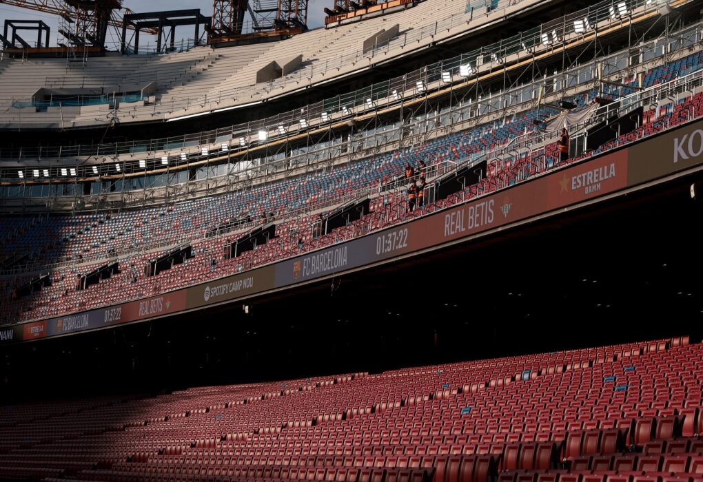 Les tribunes du Camp Nou en cours de rénovation.