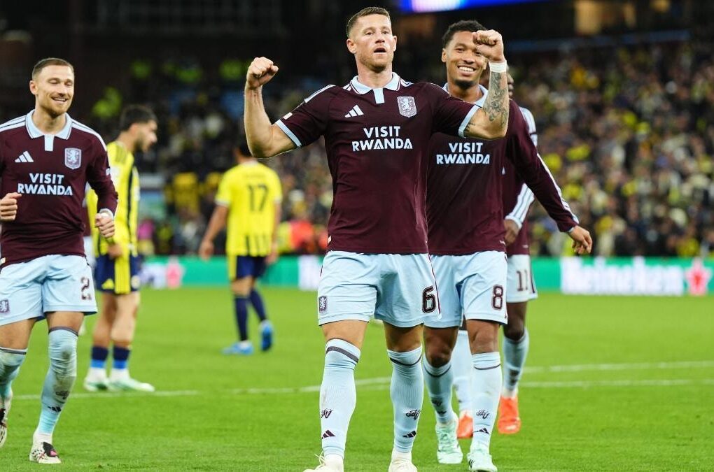Les joueurs d'Aston Villa sur le terrain avant leur déplacement face au Barça.