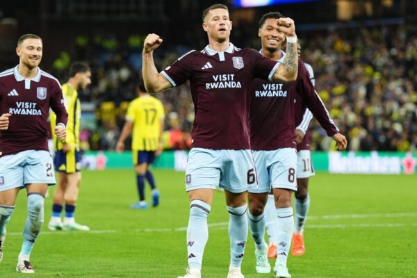 Les joueurs d'Aston Villa sur le terrain avant leur déplacement face au Barça.