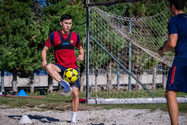 Luciano Gauna lors d'une séance de rééducation sur le sable à la Ciutat Esportiva Joan Gamper.