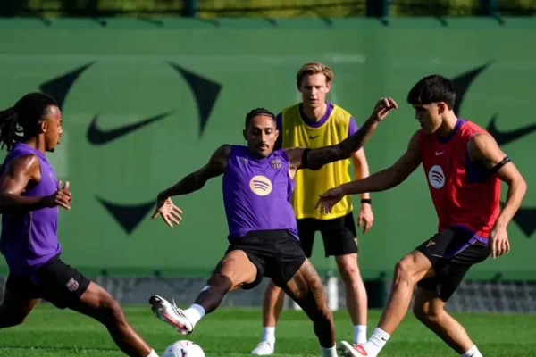 Frenkie de Jong et Raphinha, convoqués pour le déplacement du Barça à La Cartuja face au Betis.