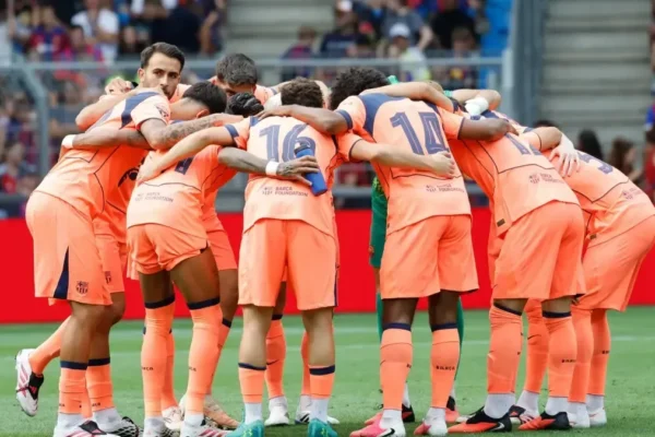 Les joueurs du Barça portant la tenue orange de la saison précédente.