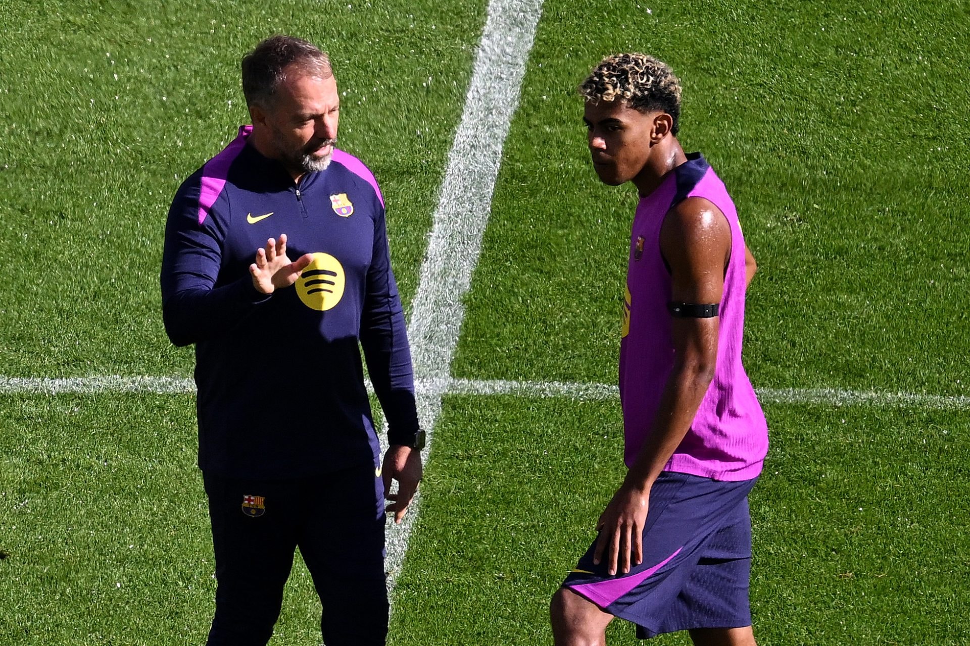 Hansi Flick et Lamine Yamal du FC Barcelone