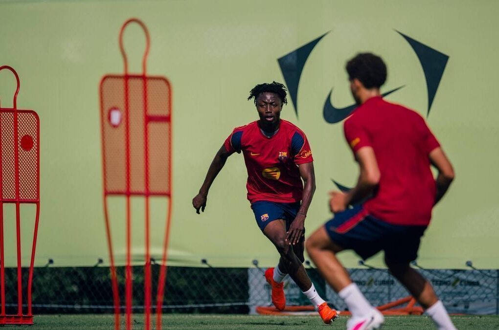 Hafiz Gariba, défenseur du FC Barcelone, sur un terrain de football.