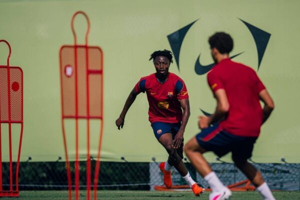 Hafiz Gariba, défenseur du FC Barcelone, sur un terrain de football.