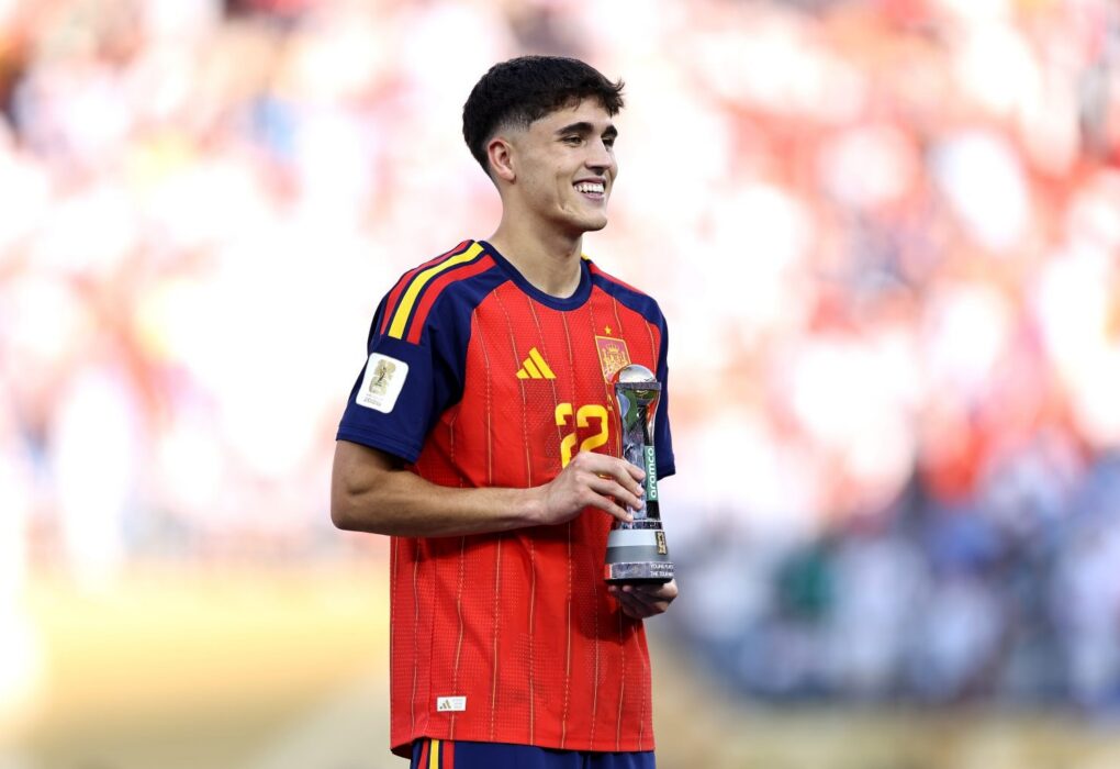 Pau Cubarsí, défenseur du Barça, sur un terrain de football.
