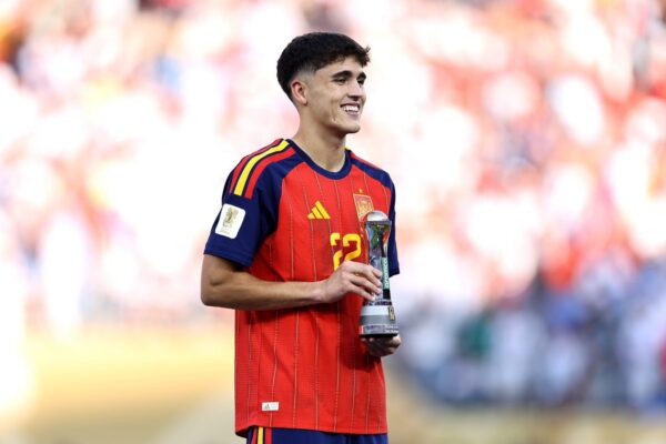 Pau Cubarsí, défenseur du Barça, sur un terrain de football.